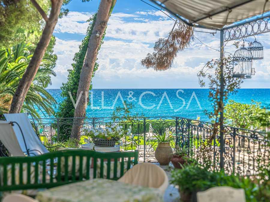 디아노 마리나의 해변으로 연결된 호화 빌라