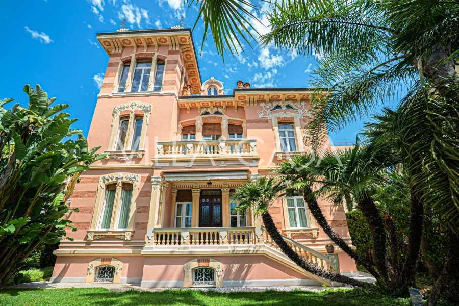 Роскошная вилла премиум-класса в регионе Лигурия переведена на корейский язык будет выглядеть так:

리구리아 지역의 고급 프리미엄 빌라
