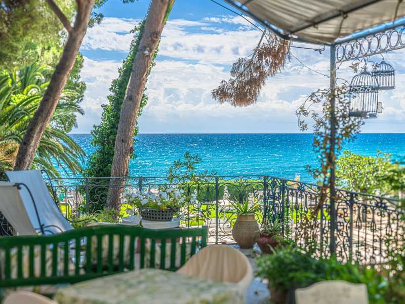 디아노 마리나의 해변으로 연결된 호화 빌라