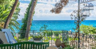 디아노 마리나의 해변으로 연결된 호화 빌라