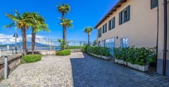 Элитные апартаменты в исторической вилле на озере Маджоре переводится на корейский как: 마조레 호수의 역사적인 빌라에 위치한 고급 아파트.